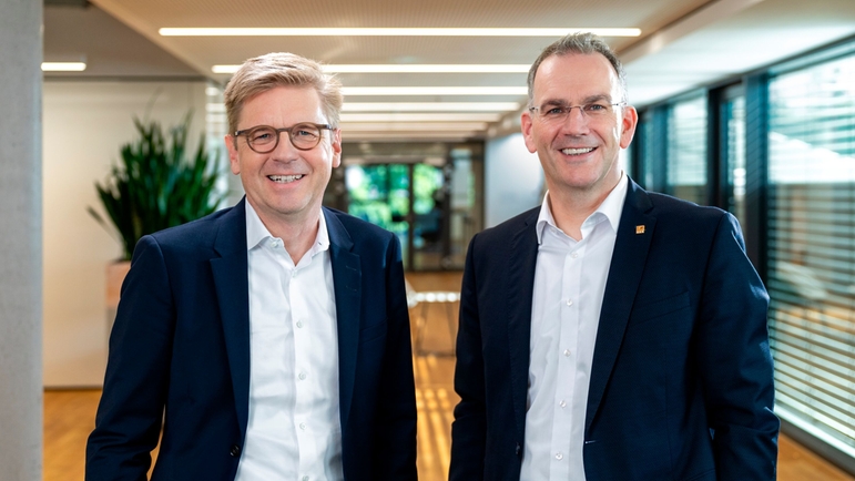 Dr Mats Gökstorp, CEO de SICK AG, et Dr Peter Selders, CEO du groupe Endress+Hauser.